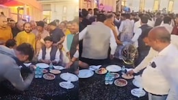 Watch: शिवपुरी शादी समारोह में सिंधिया के जाते ही ड्राई फ्रूट पर टूटे नेता, वीडियो वायरल