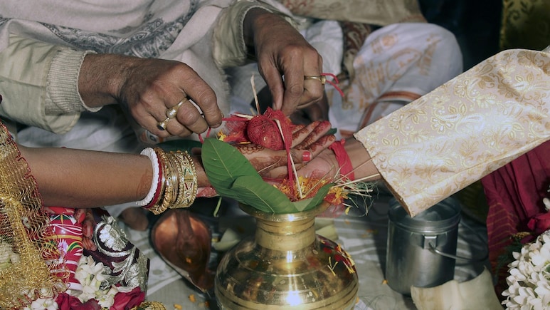 सबको चौंकाने वाला बाल विवाह: 36 साल का दूल्हा, 16 साल की दुल्हन, पिता जेल में, मां प्रेमी संग भागी