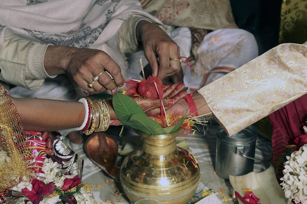 सबको चौंकाने वाला बाल विवाह: 36 साल का दूल्हा, 16 साल की दुल्हन, पिता जेल में, मां प्रेमी संग भागी