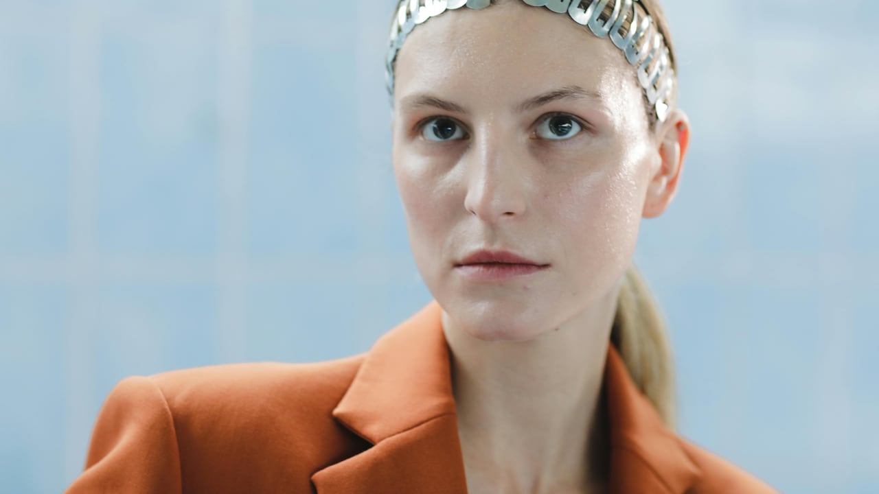 Explore common tips to choose hair clips and pins that dont slide off easily Explore common tips to choose hair clips and pins that dont slide off easily