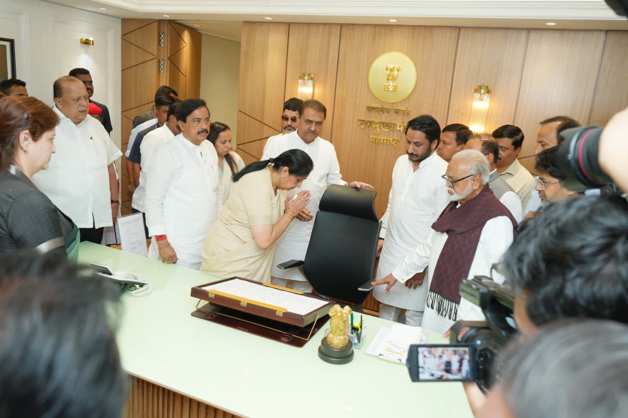 डिप्टी सीएम की जिम्मेदारी संभालने से पहले कुर्सी को प्रणाम करतीं सुनेत्रा पवार.