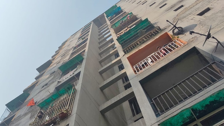Family Heard Minor Sisters Jump From 9th Floor, Couldn't Break Door In Time