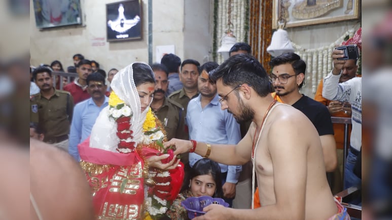 जैकलिन फर्नांडीज, एकता कपूर सहित तमाम एक्ट्रेस पहुंचीं महाकाल बाबा के दर