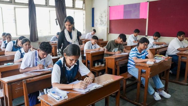 WhatsApp पर शेयर हुआ था केमिस्ट्री का पेपर, महाराष्ट्र बोर्ड ने कहा- नहीं हुआ कोई लीक