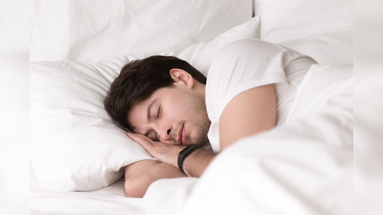 सिर्फ 6 घंटे की नींद 2 हफ्ते तक? हैदराबाद के डॉक्टर ने बताया दिमाग पर पड़ने वाला खतरनाक असर