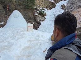 कठिन रास्तों पर भी नहीं डिगा श्रद्धालुओं का हौसला, बर्फ से बने शिवलिंग के दर्शन करने पहुंच रहे भक्त