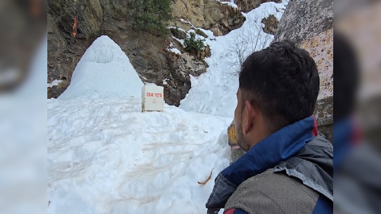 कठिन रास्तों पर भी नहीं डिगा श्रद्धालुओं का हौसला, बर्फ से बने शिवलिंग के दर्शन करने पहुंच रहे भक्त
