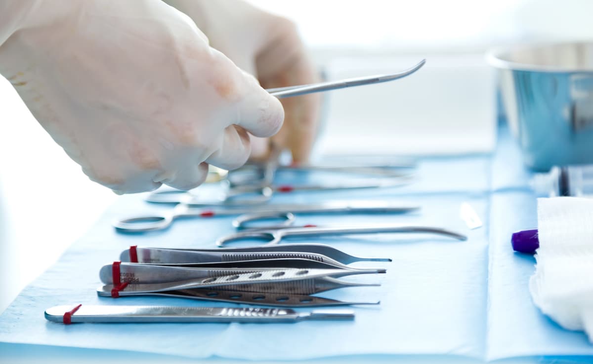 14 महीने की बच्ची के गले में फंस गई थी आधा इंच चौड़ी स्प्रिंग, एम्स के डॉक्टरों ने ऐसे किया चमत्कार