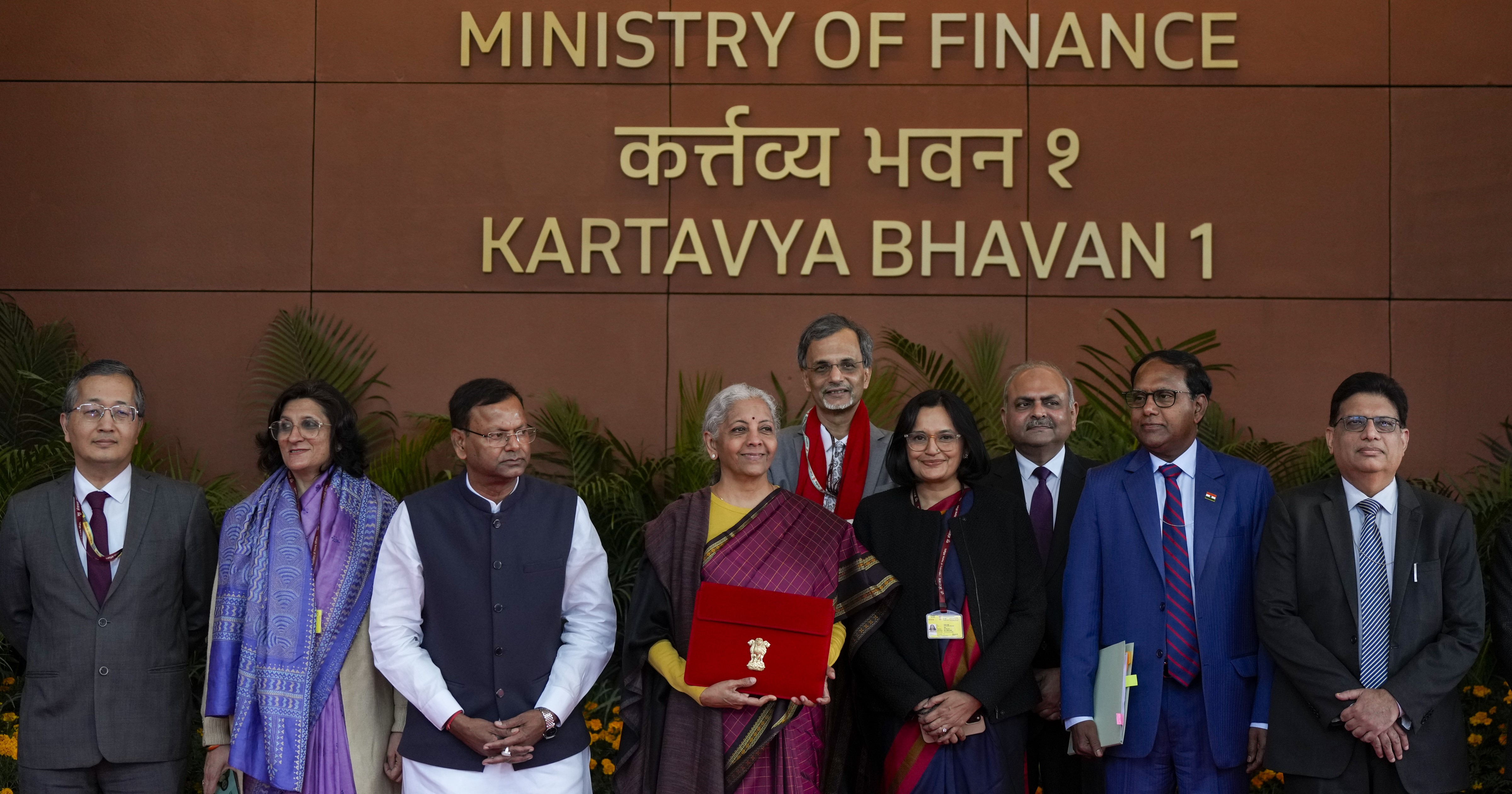 निर्मला सीतारमण का 'बजट लुक', इस बार बैंगनी रंग की साड़ी में आई नजर