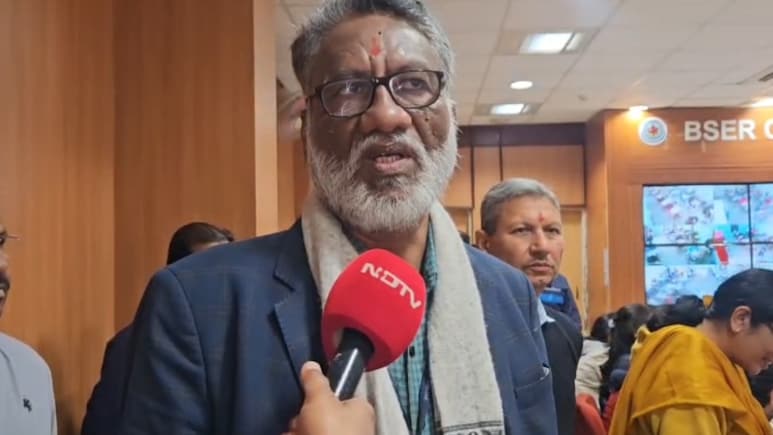 उदयपुर में परीक्षा केंद्र के बाहर स्टूडेंट्स के जूते उतरवाए, बोर्ड सचिव ने बताया- क्या है नियम