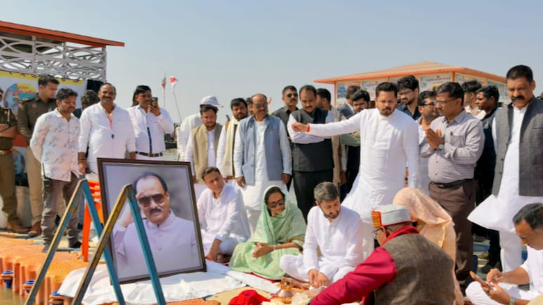 Ajit Pawar : अजित पवार यांच्या अस्थींचं विसर्जन, त्रिवेणी संगमावर अश्रूंचा बांध फुटला, कोण कोण होते उपस्थित?