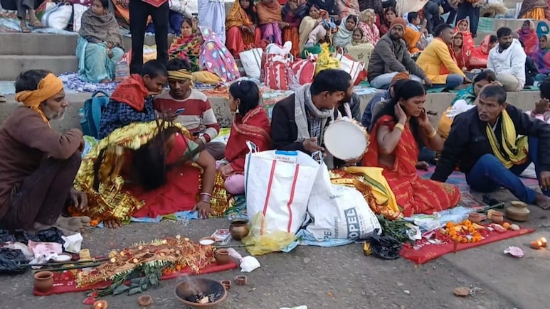 बिहार में रोंगटे खड़े करने वाला 'भूतों का मेला', आधी रात को गंगा घाट पर चीखती महिलाएं और लाठियों का तांडव