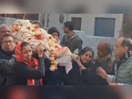 बेट&zwj;ियों ने प&zwj;िता की अर्थी को द&zwj;िया कंधा, च&zwj;िता को दी मुखाग्&zwj;न&zwj;ि