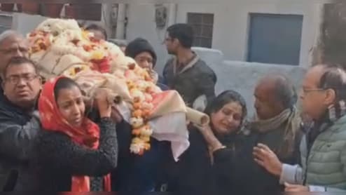 बेट&zwj;ियों ने प&zwj;िता की अर्थी को द&zwj;िया कंधा, च&zwj;िता को दी मुखाग्&zwj;न&zwj;ि