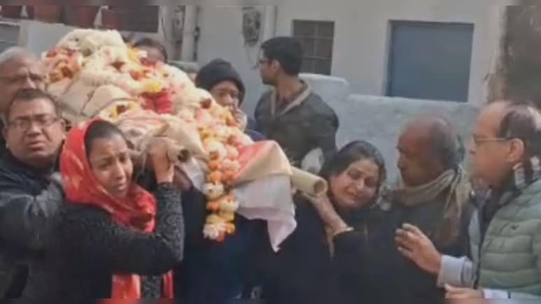 बेट&zwj;ियों ने प&zwj;िता की अर्थी को द&zwj;िया कंधा, च&zwj;िता को दी मुखाग्&zwj;न&zwj;ि