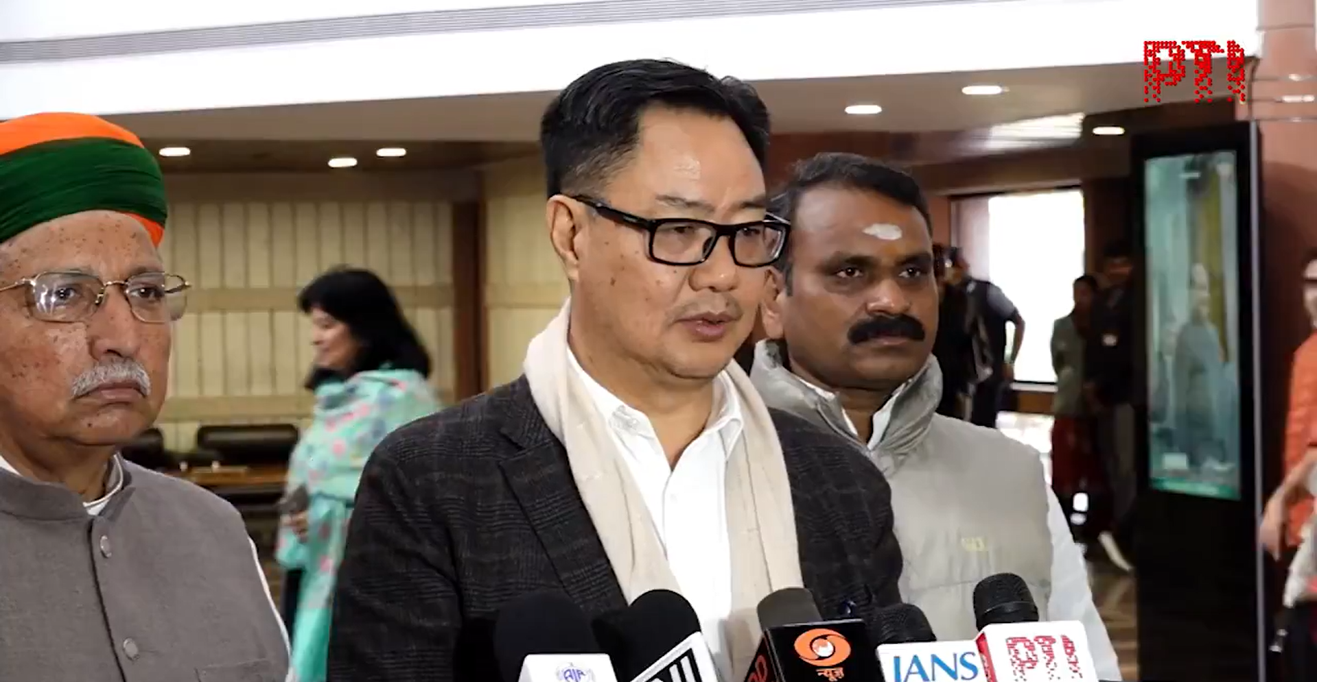 LIVE: संसद में आज फिर संग्राम, किरण रिजिजू बोले- राहुल जी को सद्बुद्धि आए, लोकसभा 12 बजे तक स्थगित