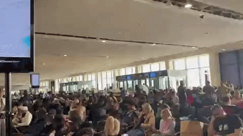 Video: ईरान के हमले के बीच दुबई एयरपोर्ट बंद, रद्द हुईं उड़ानें, यात्रियों में अफरातफरी