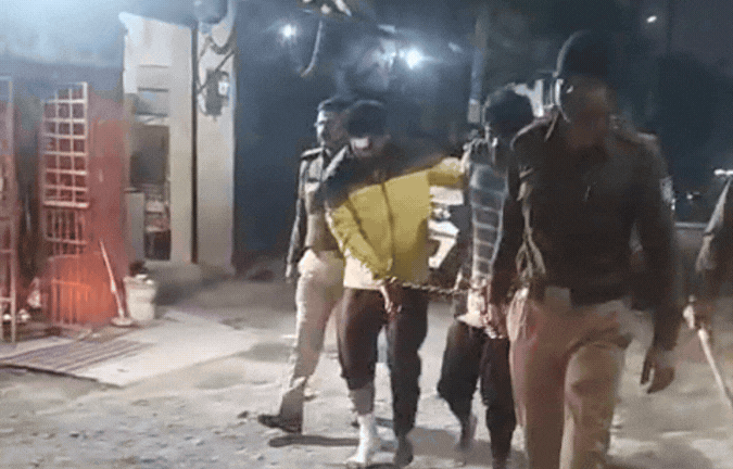दो युवकों पर तलवार से हमला, पुलिस ने आरोपियों को गिरफ्तार कर निकाला जुलूस