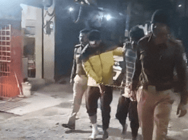 दो युवकों पर तलवार से हमला, पुलिस ने आरोपियों को गिरफ्तार कर निकाला जुलूस