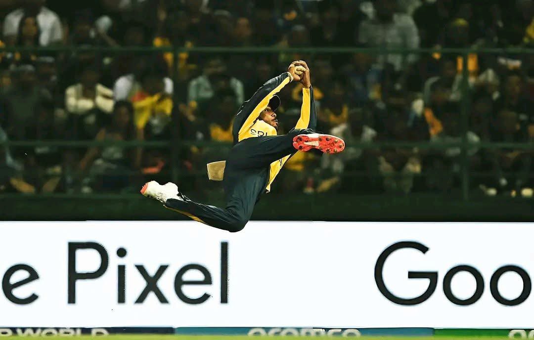 VIDEO: मैक्सवेल का कैच पकड़ने के लिए 'चीता' बने निसांका, हवा में कलाबाजी देख दुनिया रह गई सन्न