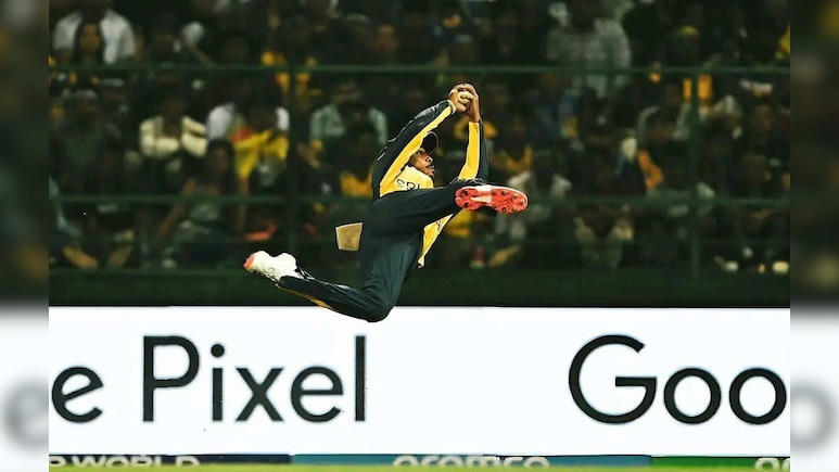 VIDEO: मैक्सवेल का कैच पकड़ने के लिए 'चीता' बने निसांका, हवा में कलाबाजी देख दुनिया रह गई सन्न