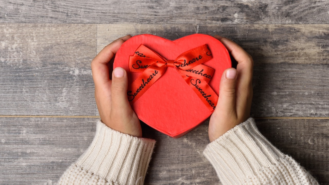 Bring thoughtful gifts under ₹600 with heartfelt wishes for your wife and girlfriend