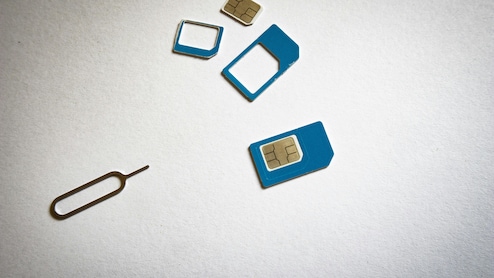 क्या सोने से बना होता है आपके फोन का सिम कार्ड? चीनी शख्स ने जमा कर लिया 26 लाख का गोल्ड