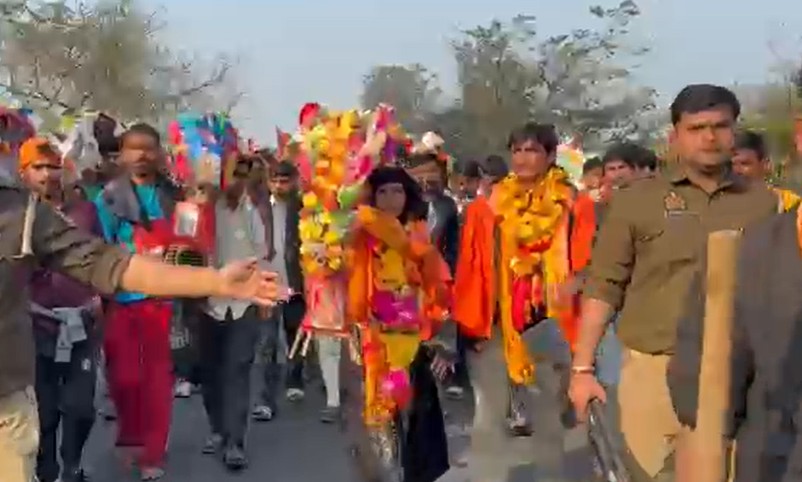 बुर्का पहन हरिद्वार से लाईं कांवड़, ये हैं संभल की शिवभक्&zwj;त तमन्&zwj;ना मलिक