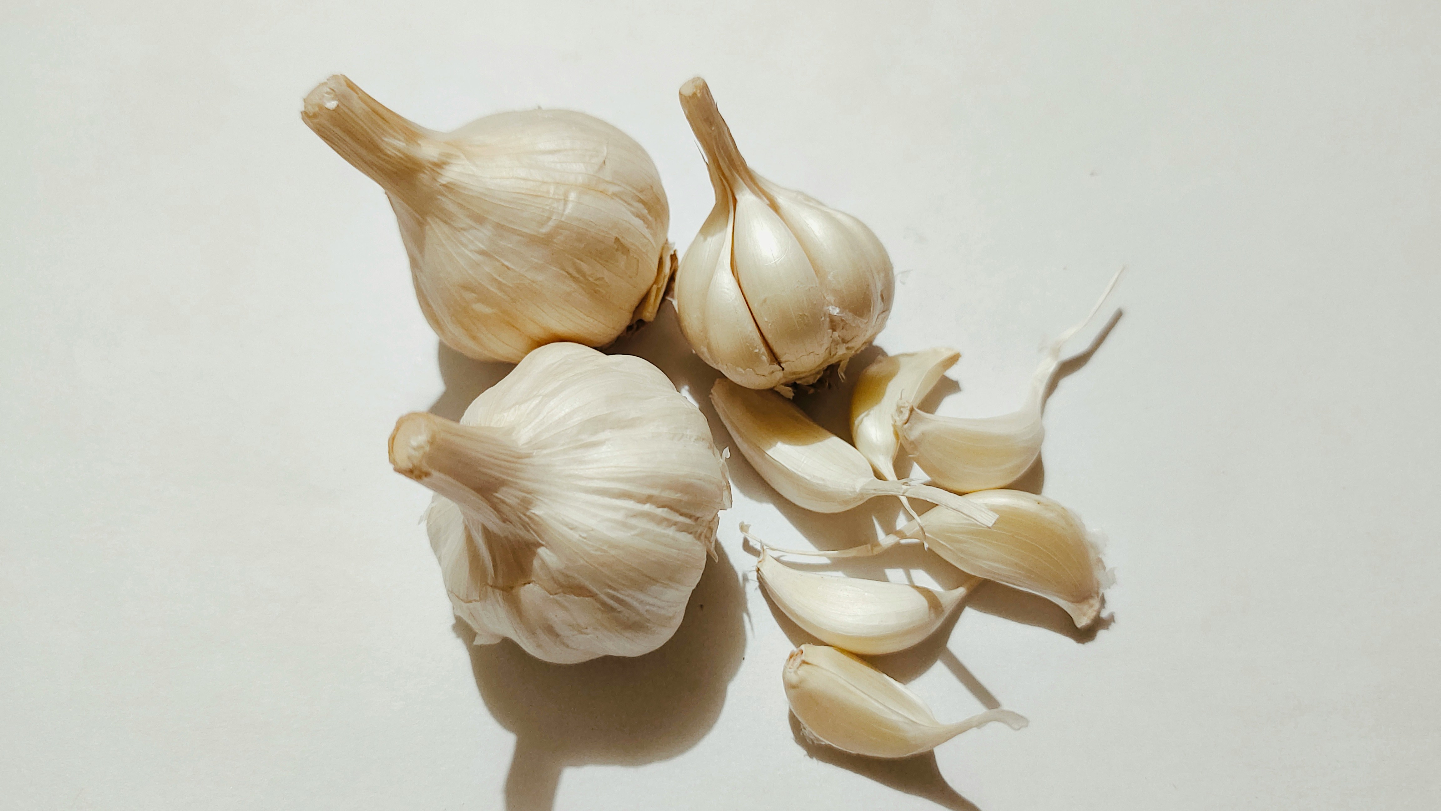 Garlic is available as fresh cloves, powders, oils, extracts and tablets. Photo: Unsplash Garlic is available as fresh cloves, powders, oils, extracts and tablets. Photo: Unsplash