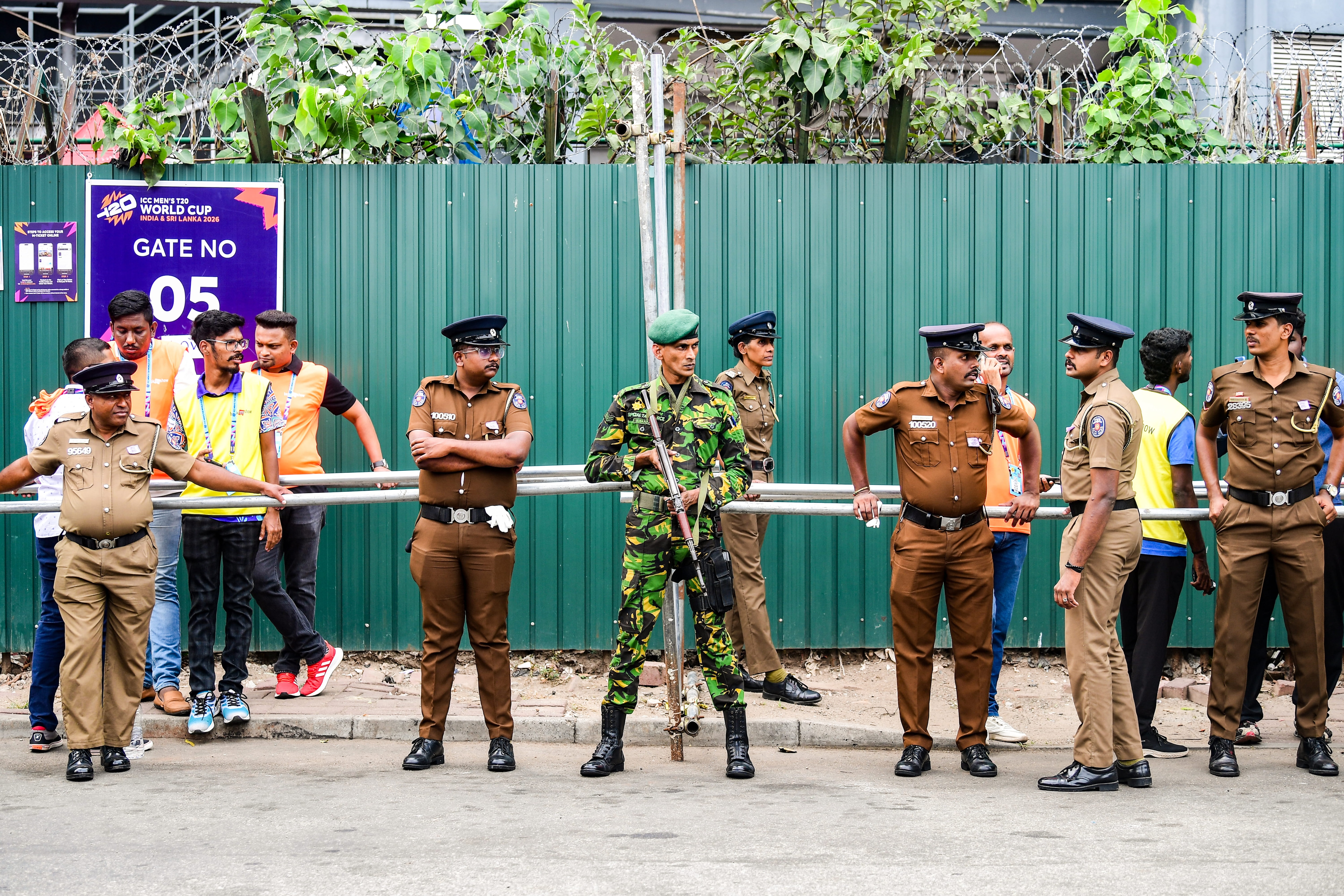 आर प्रेमदासा स्टेडियम के पास सुरक्षा में तैनान जवान.
