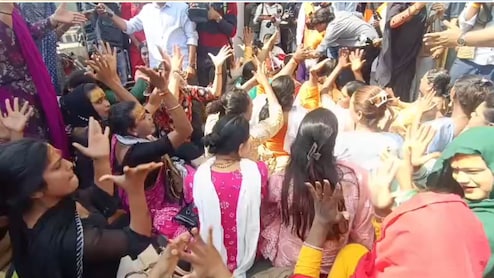 'हमें बचा लो...&nbsp;हम सभी का टेरर फंडी और धर्मांतरण किया जा रहा' भोपाल कलेक्ट्रेट के बाहर किन्नरों ने लगाए नारे, विवाद क्या?