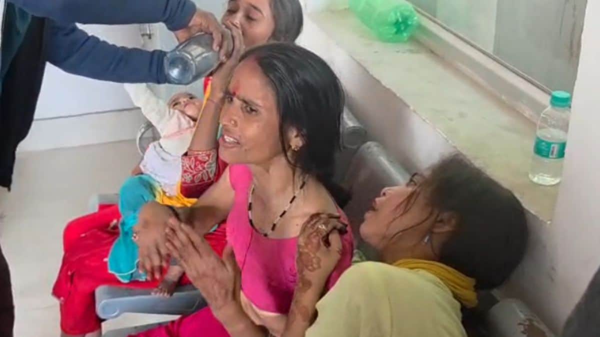 रोते-बिलखते मृतकों के परिजन