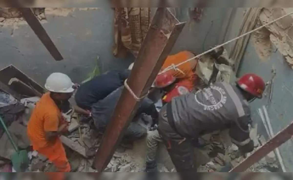 पाकिस्तान के कराची में बड़ा धमाका, तीन मंजिला इमारत गिरने से कम से कम 13 लोगों की दर्दनाक मौत