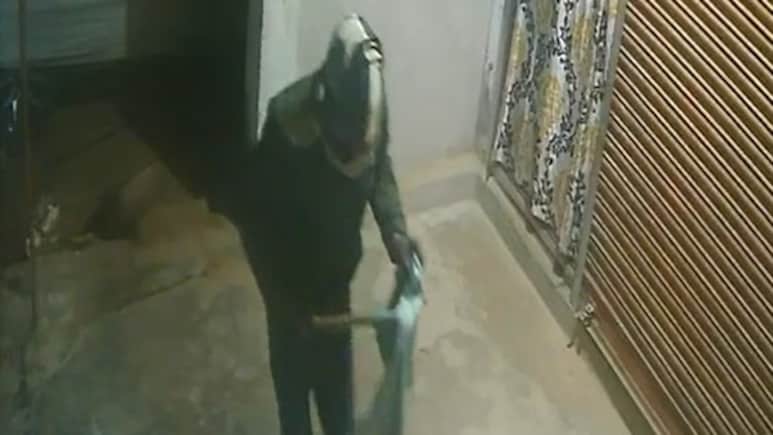 सीसीटीवी ढकने चला चोर, खुद ही कैमरे में कैद हो गया, चोरी का मास्टर प्लान हुआ फेल