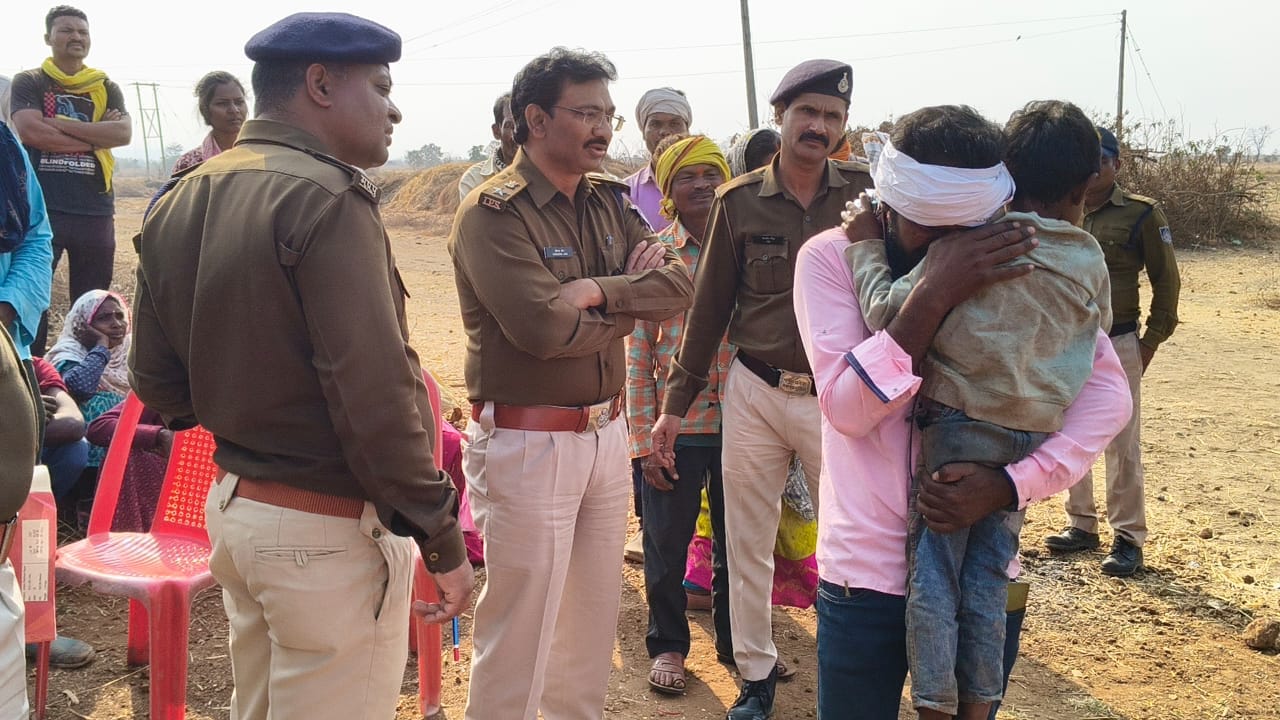 जो बच्चा बचा उससे लिपटकर रोते परिजन. 