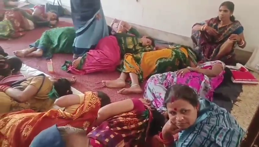 इंसानियत शर्मसार! बेड तक नसीब नहीं, ओडिशा के अस्पताल में नसबंदी के बाद फर्श पर लिटाई गईं 20 महिलाएं