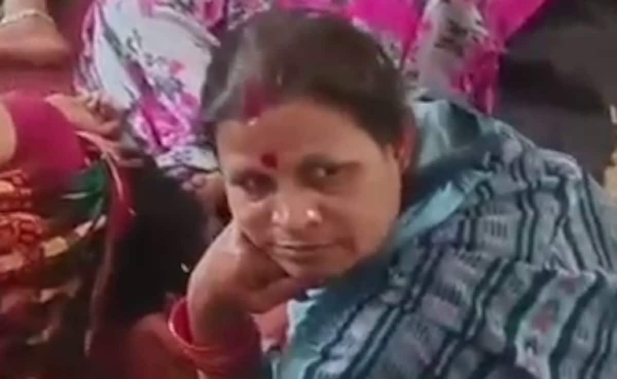 इंसानियत शर्मसार! बेड तक नसीब नहीं, ओडिशा के अस्पताल में नसबंदी के बाद फर्श पर लिटाई गईं 20 महिलाएं