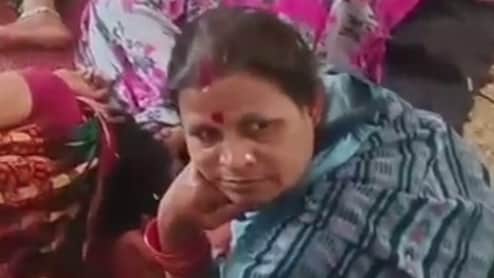 इंसानियत शर्मसार! बेड तक नसीब नहीं, ओडिशा के अस्पताल में नसबंदी के बाद फर्श पर लिटाई गईं 20 महिलाएं