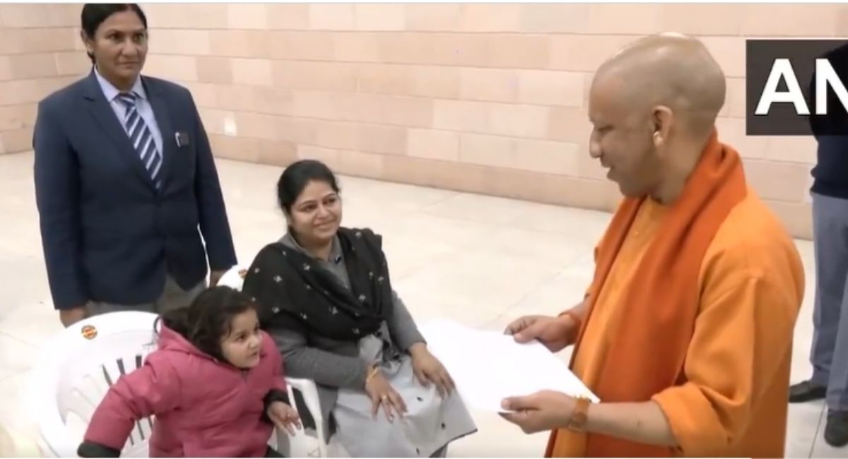 रोज स्कूल जाओगी न.. जब सीएम योगी ने बच्ची के आग्रह पर कहा- इसका एडमिशन करवाओ भाई, वीडियो
