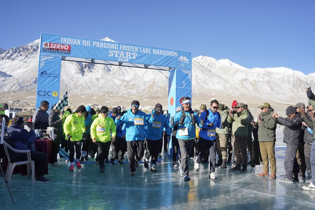 बर्फीली झील पर मैराथन! 14,272 फीट की ऊंचाई पर जमी झील में दौड़े 250 रनर्स, लद्दाख में दिखा जुनून