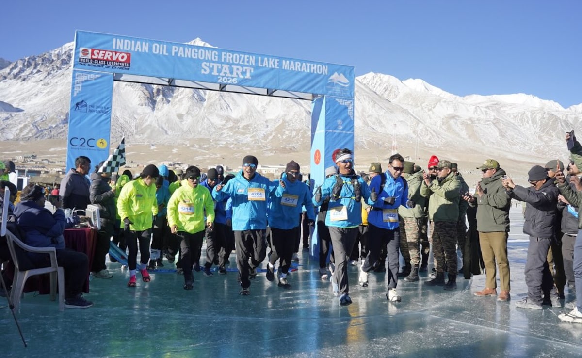 बर्फीली झील पर मैराथन! 14,272 फीट की ऊंचाई पर जमी झील में दौड़े 250 रनर्स, लद्दाख में दिखा जुनून