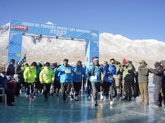 बर्फीली झील पर मैराथन! 14,272 फीट की ऊंचाई पर जमी झील में दौड़े 250 रनर्स, लद्दाख में दिखा जुनून