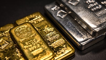 Gold, Silver Plunge Deepens as Traders Unwind Crowded Bets on Rally