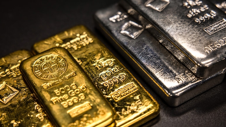 Gold, Silver Plunge Deepens as Traders Unwind Crowded Bets on Rally