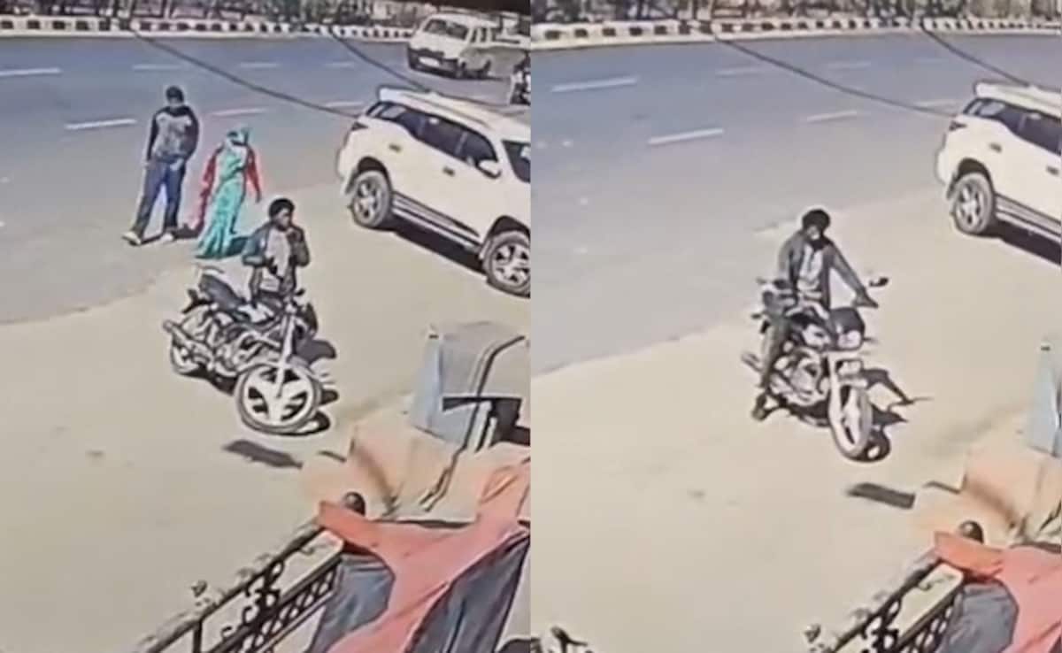 On Camera, Man Relishes Samosa In Jaipur. He Then Steals A Bike