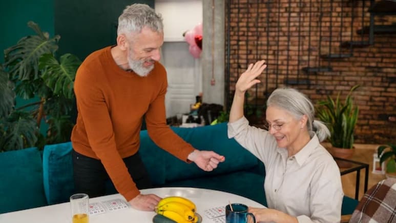 बुढ़ापे की टेंशन दूर करेगी पोस्ट ऑफिस की ये स्कीम, हर महीने होगी 20 हजार की कमाई, जानिए इंटरेस्ट रेट, टैक्स बेनिफिट्स और लिमिट