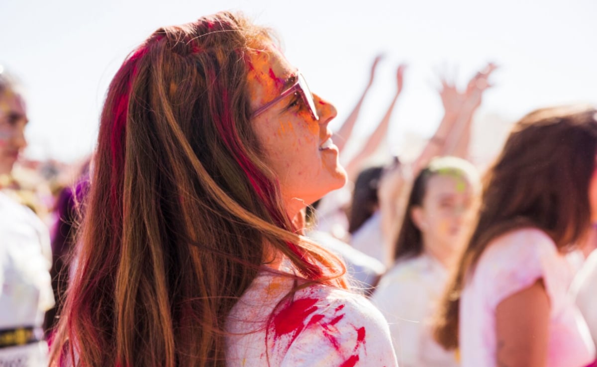 Holi on hair strands