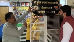 VIDEO: "लोक नगरसेवक व्हायच्या आधीच...", मुरलीधर मोहोळांनी स्वत: लावला नगरसेवकाच्या ऑफिसचा बोर्ड
