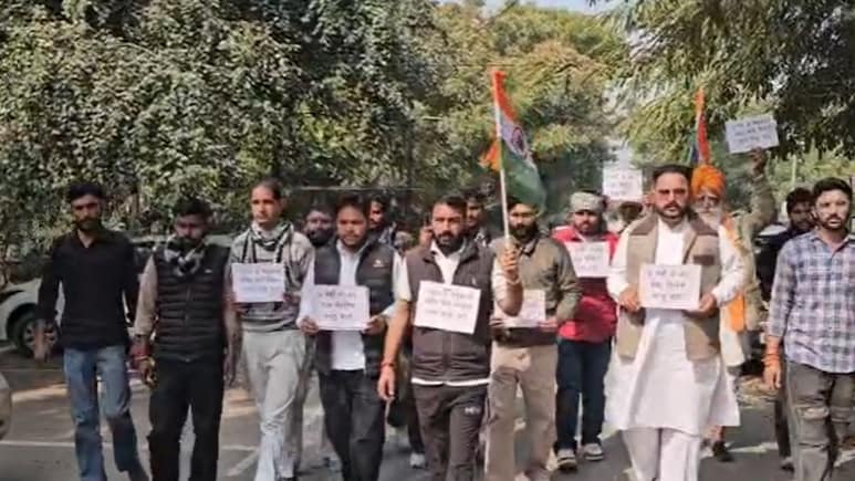 दो साल पहले टेंडर स्वीकृत होने पर भी नहीं बना ऐतिहासिक भद्रकाली मंदिर का सड़क,  सरपंच ने किया अनोखा प्रदर्शन