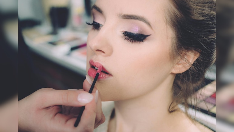 वैलेंटाइन डे पर ऐसे करें मेकअप, लगेंगी बेहद खूबसूरत